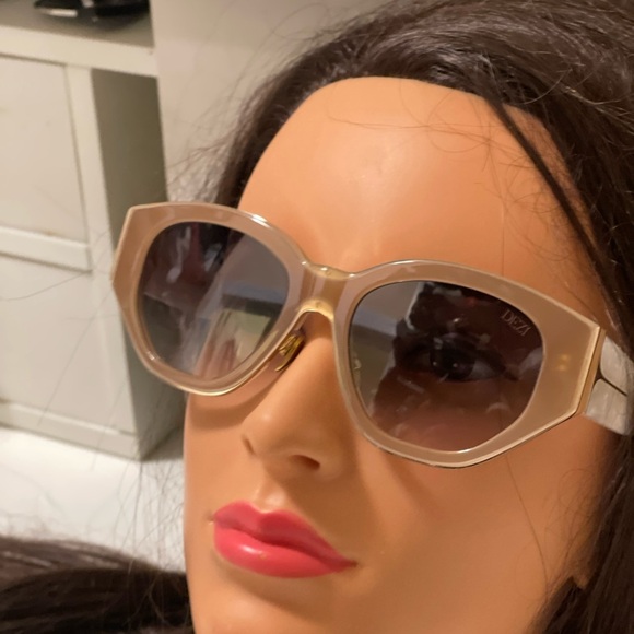 Dezi Eyewear - Charge It Alluded Nud
/ Smoke Gradient. Chic and attractive - Picture 4 of 16